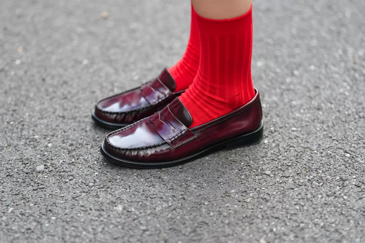 超トレンドアイテム、赤い靴下のパワーを取り入れる。